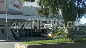 Λεωφορείο “ξήλωσε” στάση στο Αιγάλεω – ΦΩΤΟ