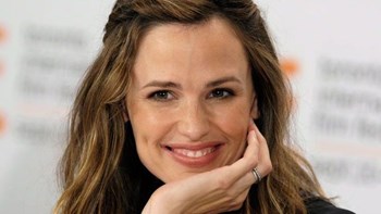 Η Τζένιφερ Γκάρνερ ξέχασε πού πάρκαρε – Έψαχνε το αυτοκίνητό της για… 25 λεπτά – ΒΙΝΤΕΟ