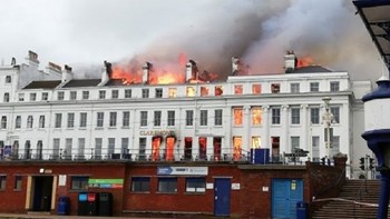 Συναγερμός στη Βρετανία: Μεγάλη φωτιά σε ξενοδοχείο στο Ίστμπουρν – ΦΩΤΟ- ΒΙΝΤΕΟ