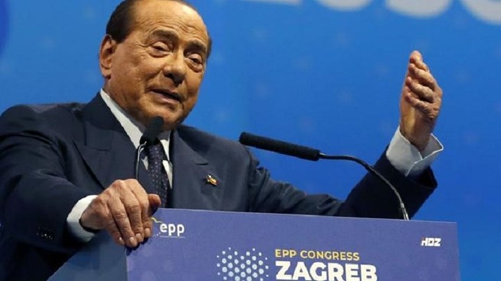 Ατύχημα για τον Μπερλουσκόνι – Έπεσε στο συνέδριο του ΕΛΚ και νοσηλεύεται στο νοσοκομείο – ΒΙΝΤΕΟ