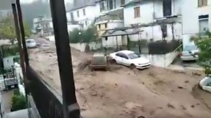 Εικόνες-σοκ στη Θάσο: Ορμητικός χείμαρρος παρασύρει τα πάντα στο πέρασμά του – ΒΙΝΤΕΟ