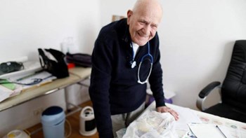 Ο γιατρός που έγινε viral – Είναι 98 ετών και αρνείται να βγει στη σύνταξη