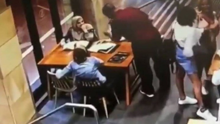 Άνδρας γρονθοκόπησε άγρια έγκυο με μαντίλα μέσα σε καφετέρια – ΒΙΝΤΕΟ