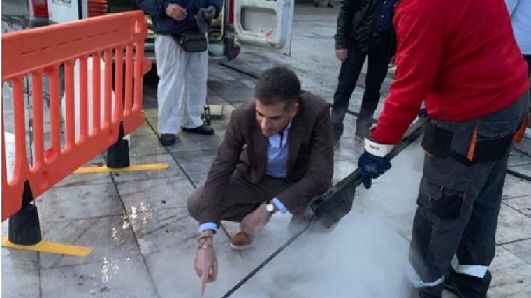 Επιχείρηση καθαριότητας της πλατείας Συντάγματος από τον Δήμο Αθηναίων – Καθαρίζονται τα μάρμαρα από χιλιάδες τσίχλες  – ΦΩΤΟ