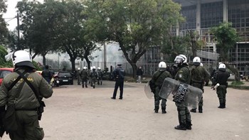 Επεισόδια με φιλάθλους και δυνάμεις των ΜΑΤ έξω από το Παλαί Ντε Σπορ