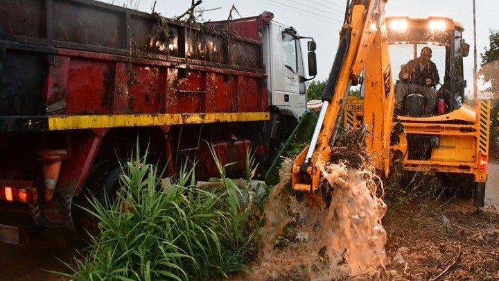 Συνεργεία της Περιφέρειας Αττικής στην Κινέτα – Επιχειρούν για την αποκατάσταση των ζημιών