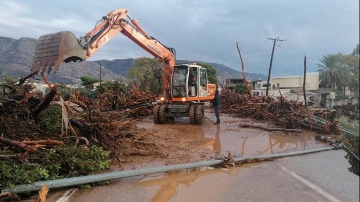 Ο “Γηρυόνης” επελαύνει: Εικόνες καταστροφής στην Κινέτα, κινδύνευσαν άνθρωποι – Εκατοντάδες οδηγοί εγκλωβίστηκαν στην Εθνική Οδό – ΦΩΤΟ- ΒΙΝΤΕΟ