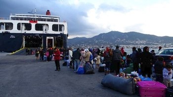 Στο λιμάνι του Πειραιά 76 πρόσφυγες και μετανάστες από νησιά του Αιγαίου