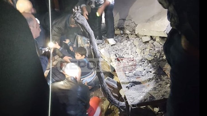 Σεισμός στην Αλβανία: Η στιγμή της διάσωσης παιδιού μέσα από τα συντρίμμια – ΒΙΝΤΕΟ – Προσοχή σκληρές εικόνες