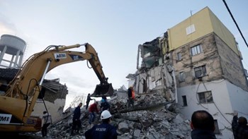 Συγκλονίζει κάτοικος των Τιράνων: Ο σεισμός δεν σταματούσε