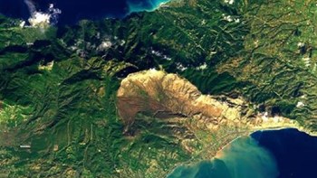 Συγκλονίζει η δορυφορική εικόνα της Κινέτας μετά τις πλημμύρες – Άλλαξε το χρώμα της θάλασσας
