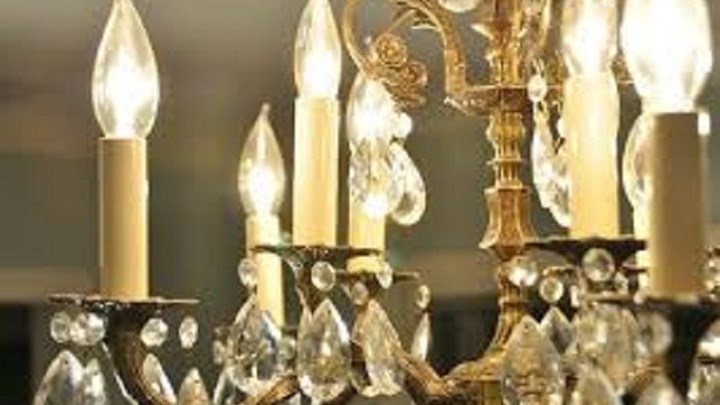 Πώς βγήκε η φράση “σιγά τον πολυέλαιο”;  Αυτές είναι οι δύο εκδοχές