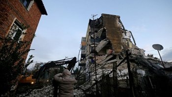 Μαέστρος Ορχήστρας της Όπερας των Τιράνων στον Realfm 97,8: Το 35% των σπιτιών στο Δυρράχιο έχουν υποστεί ζημιές