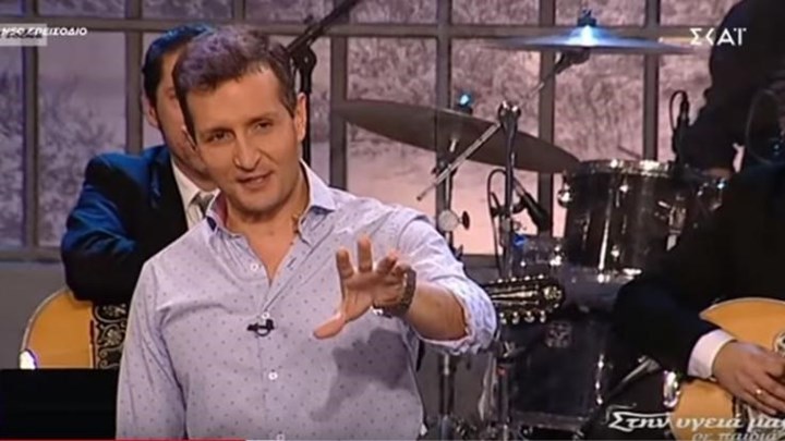 Ατύχημα στην εκπομπή του Σπύρου Παπαδόπουλου – Ο Ντάνος πέταξε πιάτο στο κεφάλι του Δημήτρη Μπάση – ΒΙΝΤΕΟ