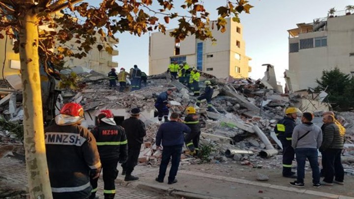 Τραγωδία δίχως τέλος στην Αλβανία – Τουλάχιστον 30 οι νεκροί από τον σεισμό