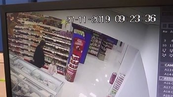 Η στιγμή που τα Χανιά ταρακουνήθηκαν από τον ισχυρό σεισμό – Πανικόβλητες μητέρα και κόρη μέσα σε σούπερ μάρκετ – ΒΙΝΤΕΟ