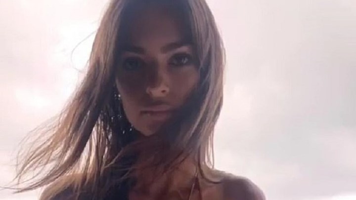 Η Έμιλι Ρατακόφσκι κόβει την ανάσα με το στρινγκ μπικίνι της – ΦΩΤΟ