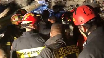 Σεισμός στην Αλβανία: Ανασύρθηκε ζωντανός έπειτα από 21 ώρες στα συντρίμμια – ΒΙΝΤΕΟ