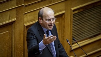 Άγρια κόντρα στη Βουλή για τη ΔΕΗ – Η “έκρηξη” Χατζηδάκη