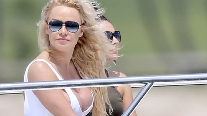 Η Πάμελα Αντερσον κολάζει και στα 52 – ΦΩΤΟ