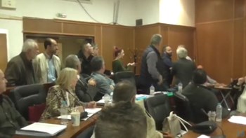 Άναψαν τα αίματα στο δημοτικό συμβούλιο Λουτρακίου με αφορμή τους μετανάστες – ΒΙΝΤΕΟ