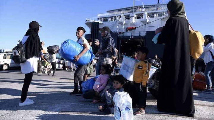 Νέες αφίξεις προσφύγων και μεταναστών στο λιμάνι του Πειραιά