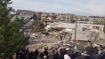 Θρήνος δίχως τέλος στην Αλβανία – Τουλάχιστον 40 οι νεκροί – Τραγικές μαρτυρίες και συγκλονιστικές εικόνες από διασώσεις της ΕΜΑΚ – ΦΩΤΟ – ΒΙΝΤΕΟ