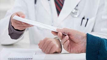 Σήμερα η απολογία του γιατρού που κατηγορείται ότι πήρε “φακελάκι” από ασθενή στην Κρήτη