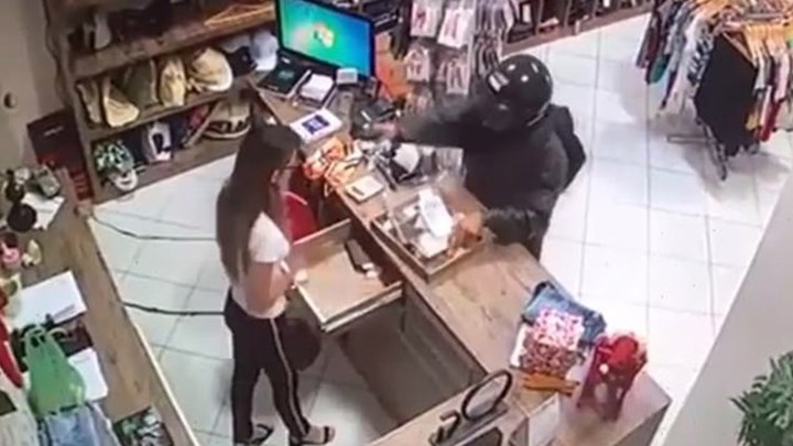 ΒΙΝΤΕΟ σοκ – Ληστής πυροβολεί στο κεφάλι ταμία στη Βραζιλία – Προσοχή σκληρές εικόνες