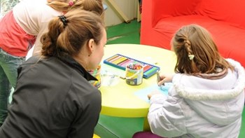 Αυτή τη Black Friday επιλέγουμε Ευχοστολίδια και πραγματοποιούμε τις χριστουγεννιάτικες ευχές παιδιών που έχουν ανάγκη