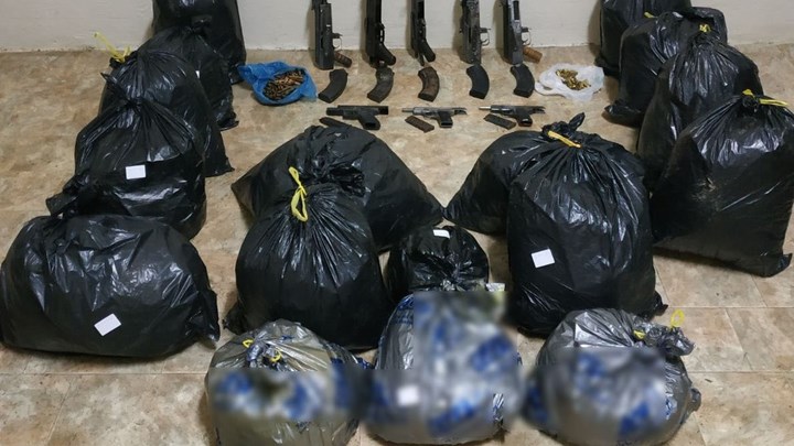 Έμποροι ναρκωτικών έκρυψαν καλάσνικοφ και πολυβόλο σε «καβάντζα» στη Θεσσαλονίκη – ΦΩΤΟ
