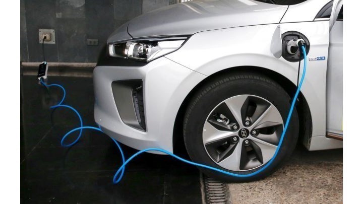 Ποια κίνητρα για αγορά ηλεκτροκίνητων αυτοκινήτων σχεδιάζει η κυβέρνηση