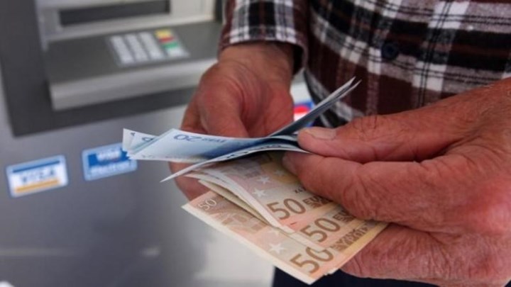 “Ζορίζονται” οικονομικά οι Έλληνες: 4 στους 10 πληρώνουν με δανεικά τους λογαριασμούς