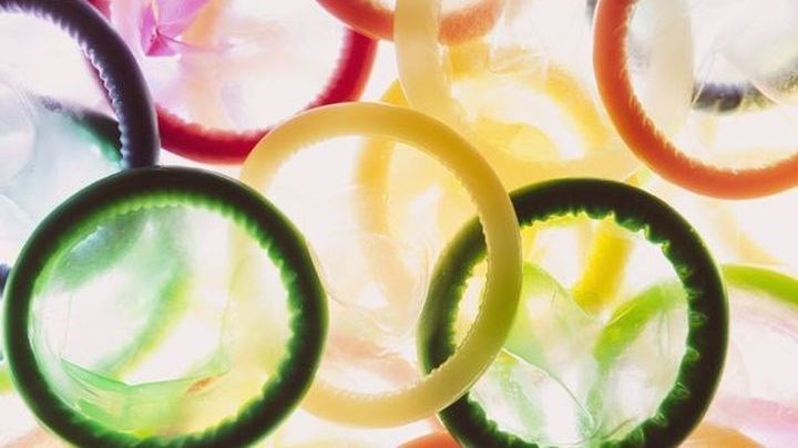 Έρευνα ΕΠΙΨΥ: Ένας στους τέσσερις εφήβους έχει κάνει σεξ στα 15 – Όλο και λιγότεροι χρησιμοποιούν προφυλακτικό