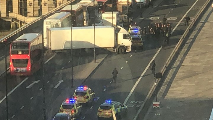 Συναγερμός στη Βρετανία: Αναφορές για πυροβολισμούς στη London Bridge – ΤΩΡΑ