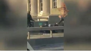 Βίντεο που σοκάρει: Η στιγμή που αστυνομικός πυροβολεί τον άνδρα που κρατούσε μαχαίρι στο Λονδίνο – Προσοχή ΣΚΛΗΡΕΣ ΕΙΚΟΝΕΣ