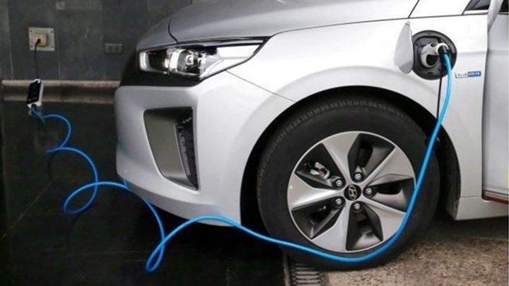 Τα σχέδια της κυβέρνησης για προώθηση της ηλεκτροκίνησης – Κίνητρα για οχήματα… στην πρίζα