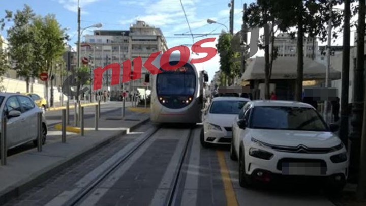 Πάρκαρε το αυτοκίνητό του αδιαφορώντας για… το τραμ – ΦΩΤΟ αναγνώστη