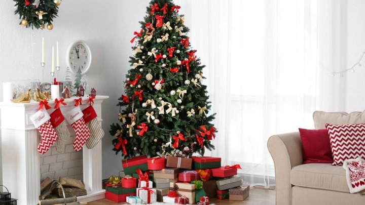 Οι 11 “χρυσοί κανόνες” για να στολίσετε το τέλειο χριστουγεννιάτικο δέντρο