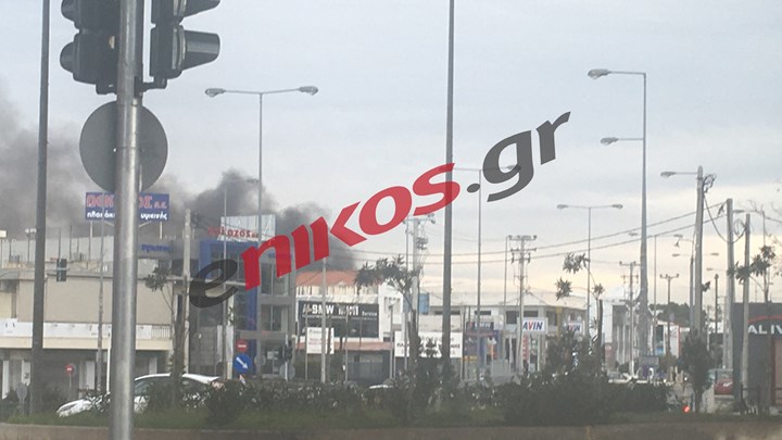 Οι πρώτες εικόνες από τη φωτιά σε σπίτι στα Γλυκά Νερά – ΦΩΤΟ αναγνώστη