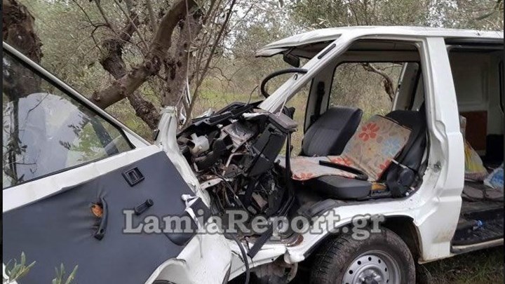 Σοβαρό τροχαίο στη Λαμία: ΙΧ “καρφώθηκε” σε ελιά – Εγκλωβίστηκε ο οδηγός – ΦΩΤΟ