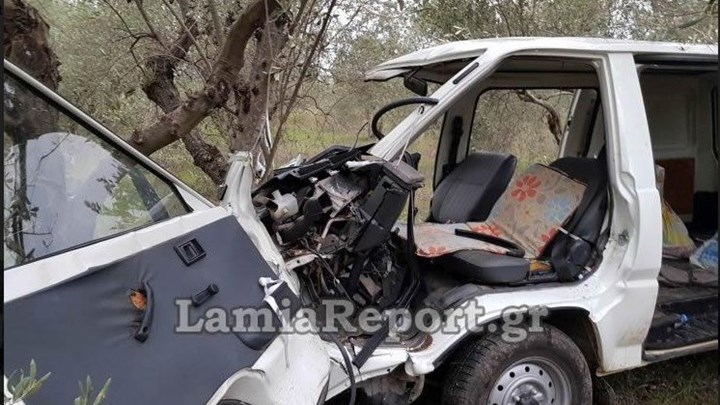Σοβαρό τροχαίο στη Λαμία: ΙΧ “καρφώθηκε” σε ελιά – Εγκλωβίστηκε ο οδηγός – ΦΩΤΟ