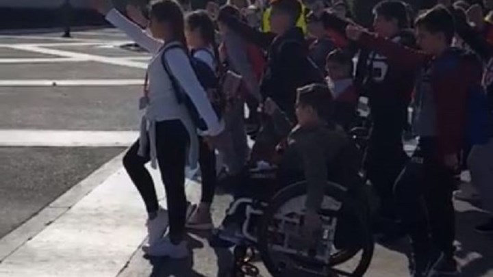 Σάλος στα social media: Δάσκαλος δίνει στρατιωτικά παραγγέλματα σε μαθητές – ΒΙΝΤΕΟ