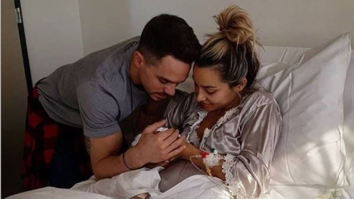 Αυτό είναι το όνομα που σκέφτονται να δώσουν στη νεογέννητη κόρη τους Πετρούνιας και Μιλλούση – ΦΩΤΟ