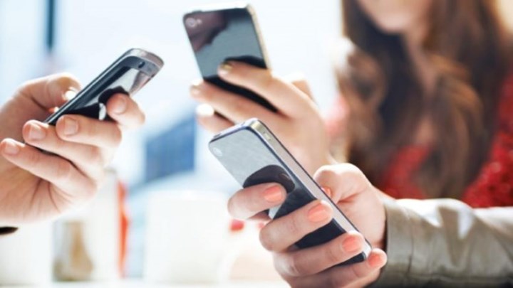 Εθισμένοι στο κινητό τους οι νέοι: Ένας στους τέσσερις έχει εξάρτηση – Τι αποκαλύπτει νέα έρευνα
