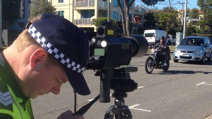Κάμερες στους δρόμους της Αυστραλίας ανιχνεύουν τους οδηγούς που μιλάνε στα κινητά