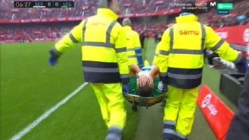 Σοβαρός τραυματισμός για τον Δημήτρη Σιόβα – Έφυγε με φορείο από το γήπεδο