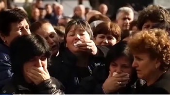 Σπαρακτικές στιγμές στις κηδείες των θυμάτων στην Αλβανία  – ΒΙΝΤΕΟ