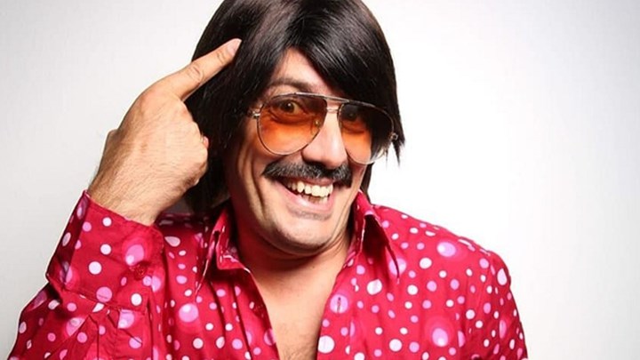 Τόνι Σφήνος: Τι λέει στην αγωγή που κατέθεσε ο γνωστός καλλιτέχνης – Ζητά 355.000 € για την απάτη στη Μύκονο