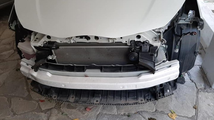 “Ξεγύμνωσαν” σταθμευμένο σε πυλωτή αυτοκίνητο – Πήραν μέχρι και τις ρόδες – ΦΩΤΟ